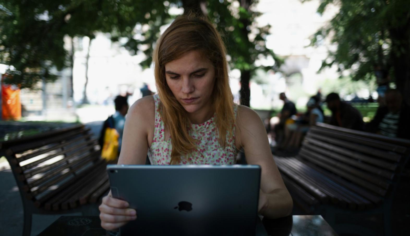 Estudiantes trabajando en clasificación de gastos reales