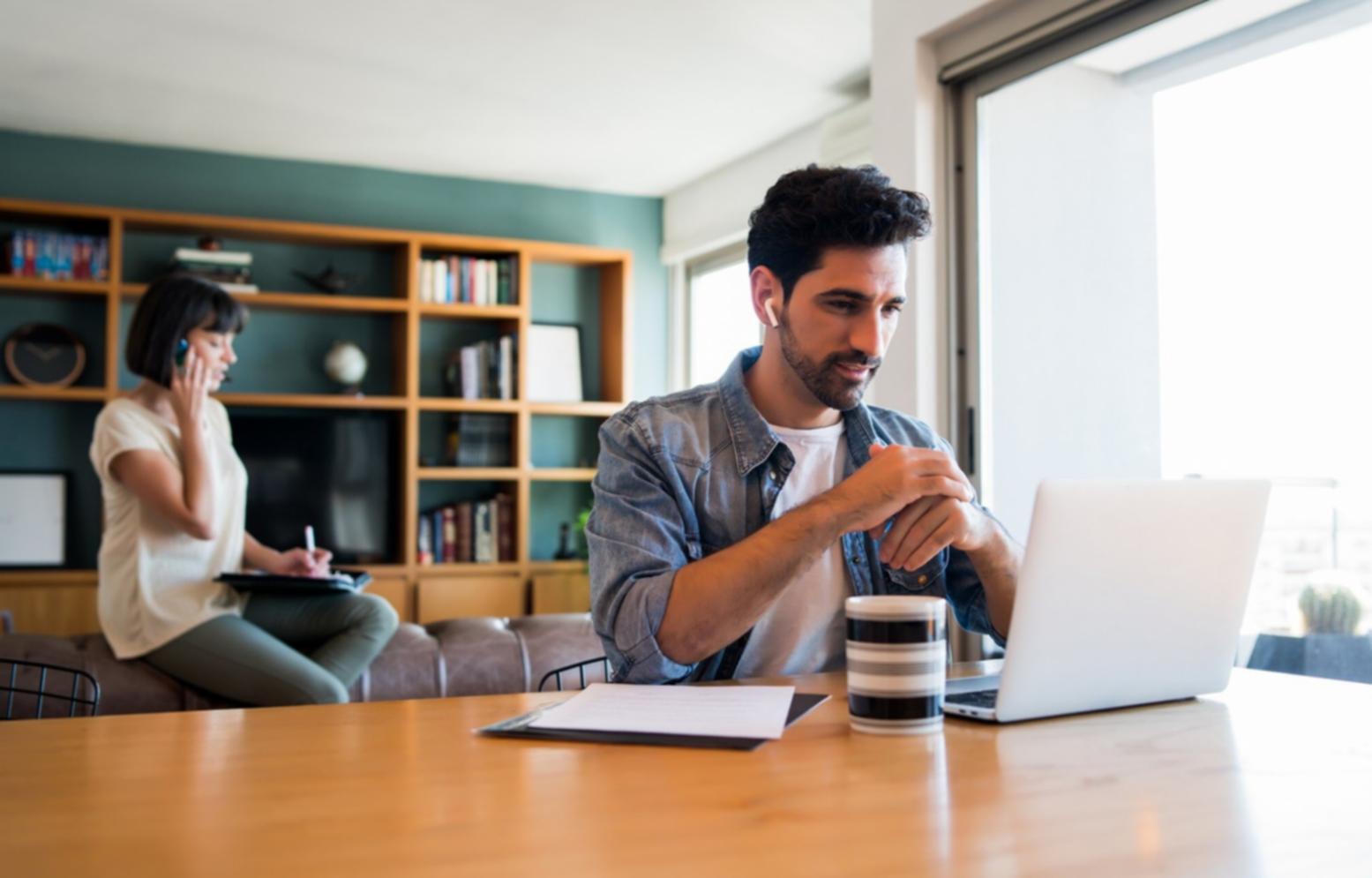Equipo de orelonavius trabajando en soluciones financieras personalizadas